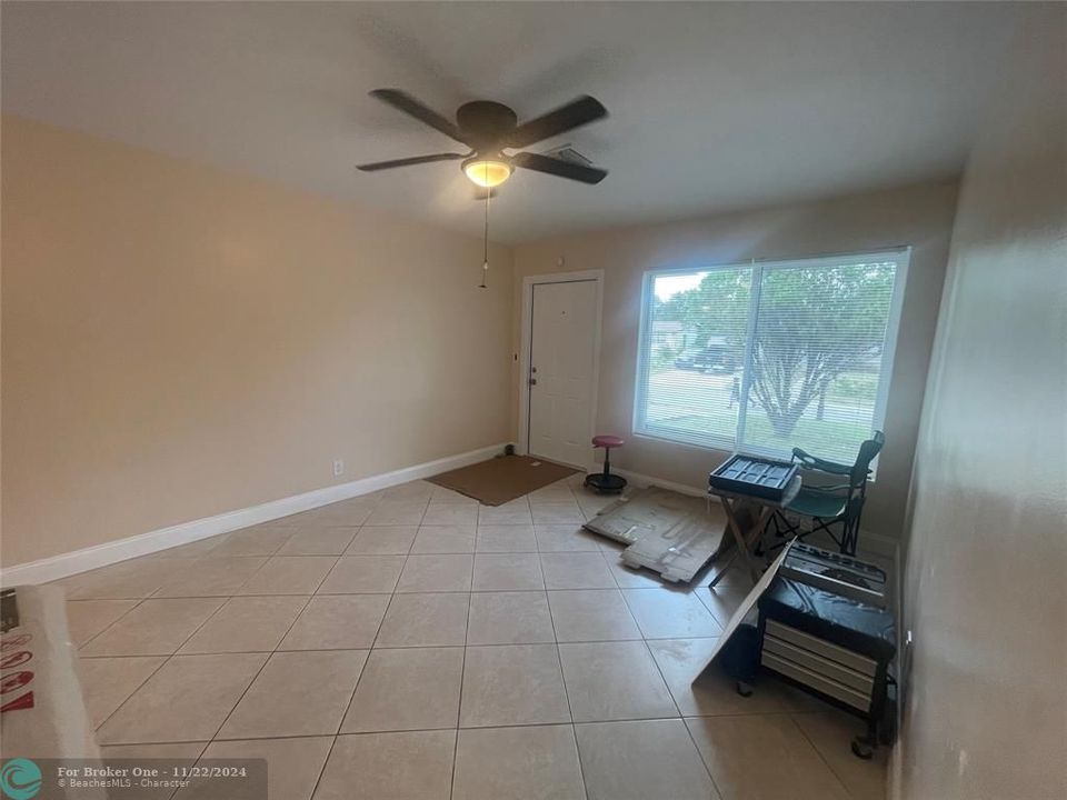 For Sale: $285,000 (2 beds, 1 baths, 702 Square Feet)