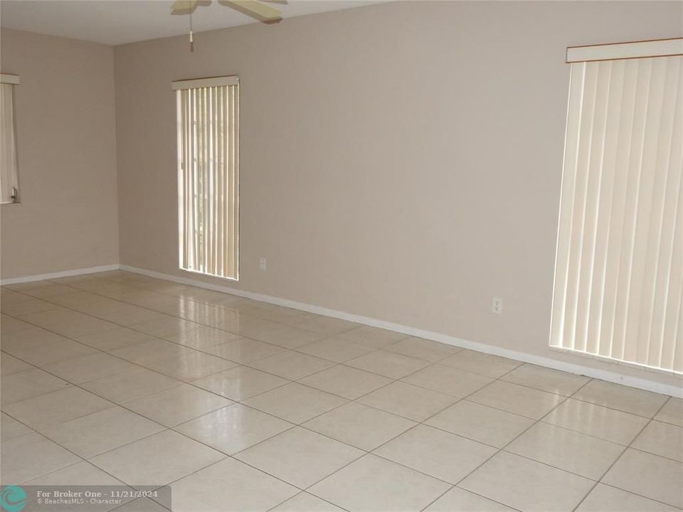 For Sale: $1,950 (2 beds, 2 baths, 750 Square Feet)