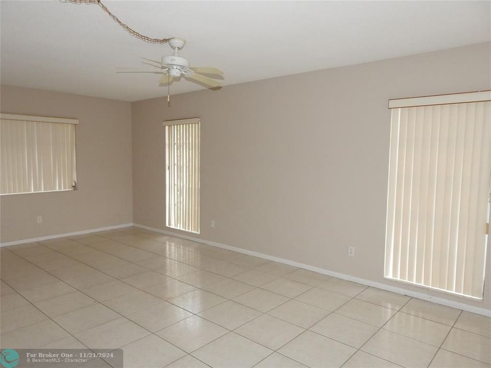 For Sale: $1,950 (2 beds, 2 baths, 750 Square Feet)