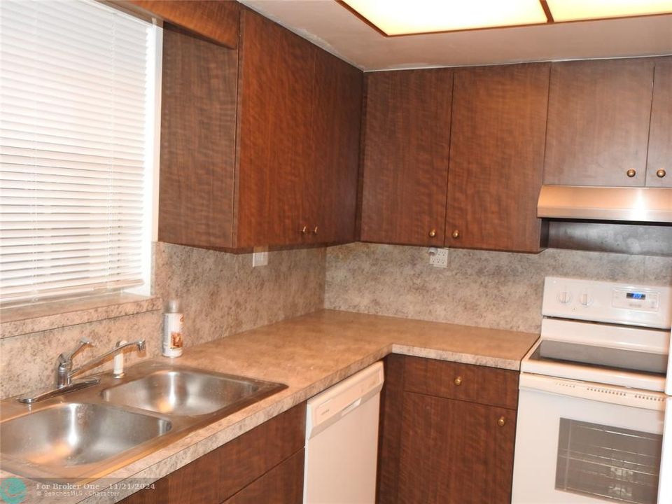 For Sale: $1,950 (2 beds, 2 baths, 750 Square Feet)