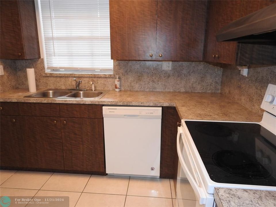 For Sale: $1,950 (2 beds, 2 baths, 750 Square Feet)