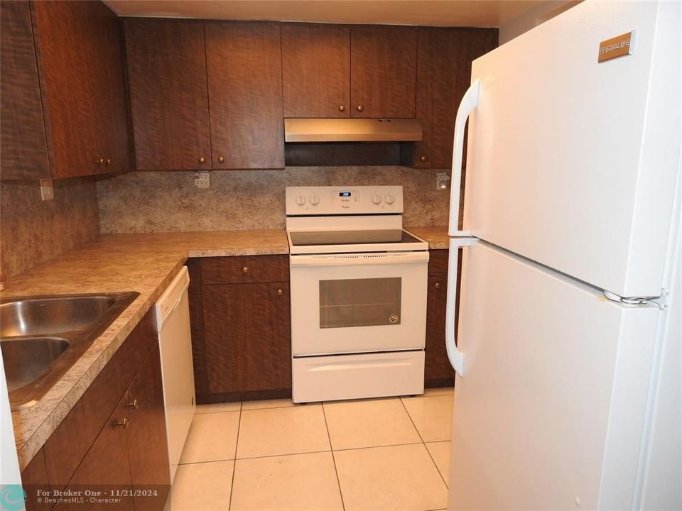 For Sale: $1,950 (2 beds, 2 baths, 750 Square Feet)