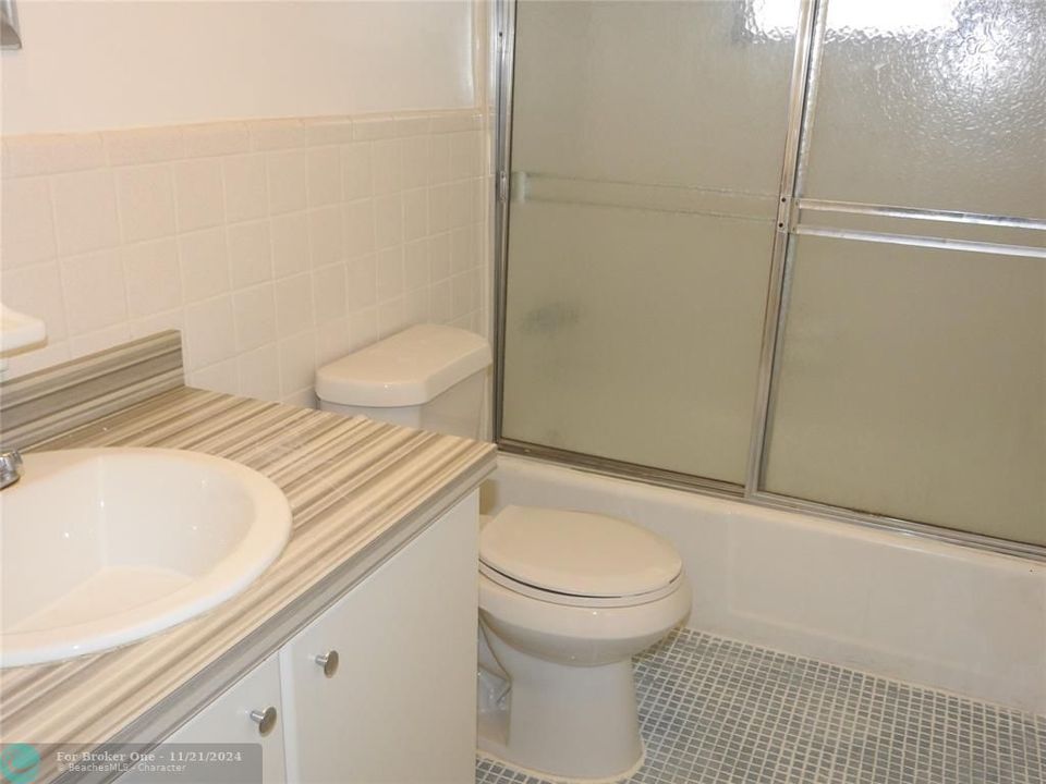 For Sale: $1,950 (2 beds, 2 baths, 750 Square Feet)