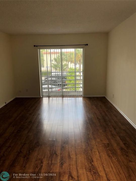 For Sale: $260,000 (2 beds, 2 baths, 890 Square Feet)