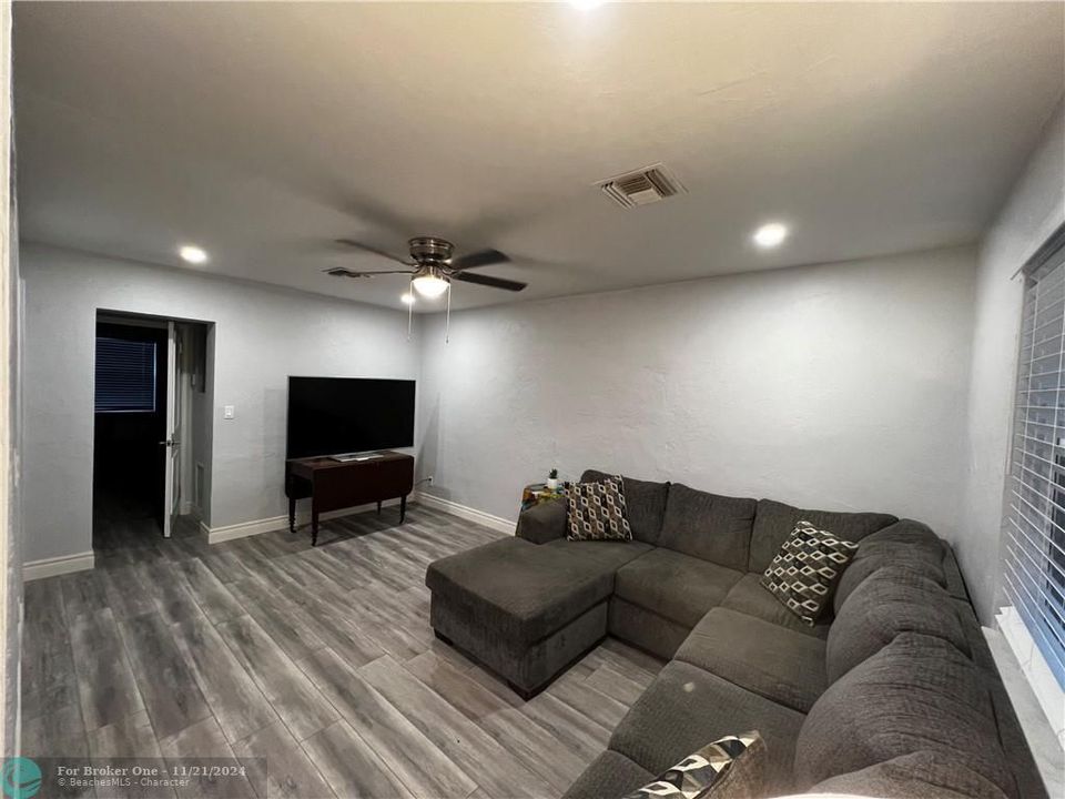 For Sale: $2,350 (2 beds, 1 baths, 796 Square Feet)