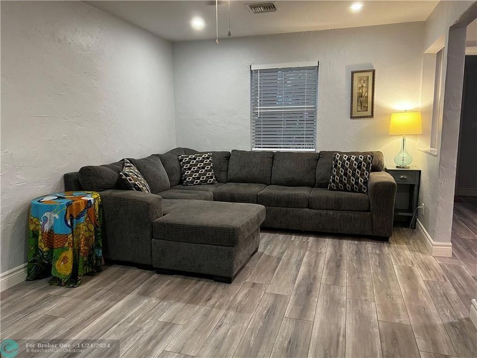 For Sale: $2,350 (2 beds, 1 baths, 796 Square Feet)