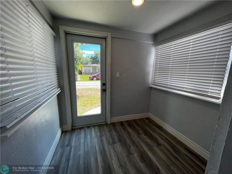 For Sale: $2,350 (2 beds, 1 baths, 796 Square Feet)