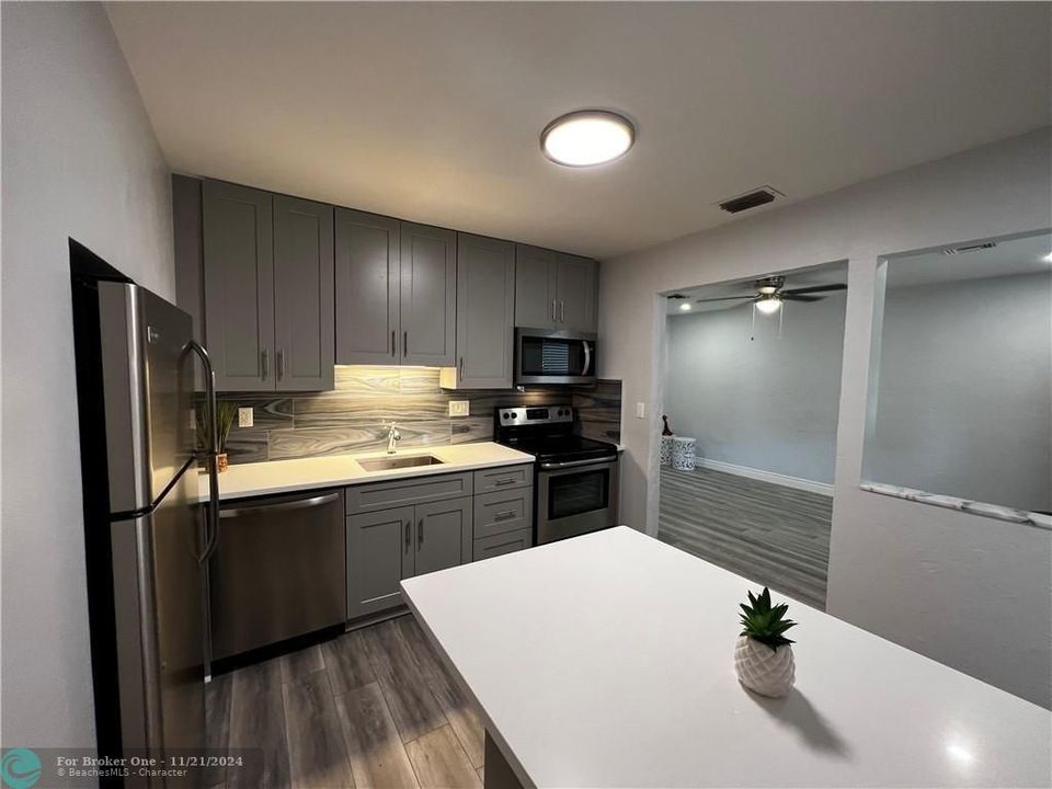 For Sale: $2,350 (2 beds, 1 baths, 796 Square Feet)