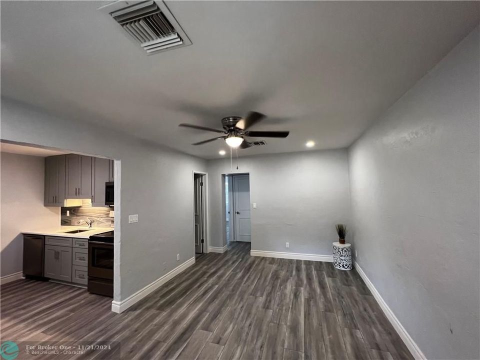 For Sale: $2,350 (2 beds, 1 baths, 796 Square Feet)