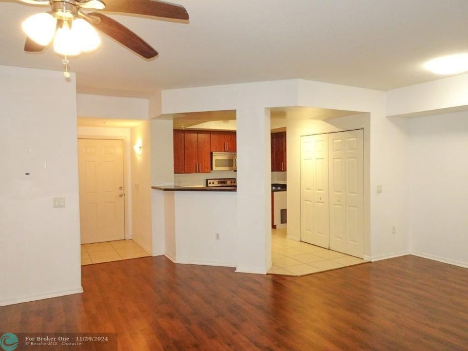 For Sale: $350,000 (2 beds, 2 baths, 1130 Square Feet)