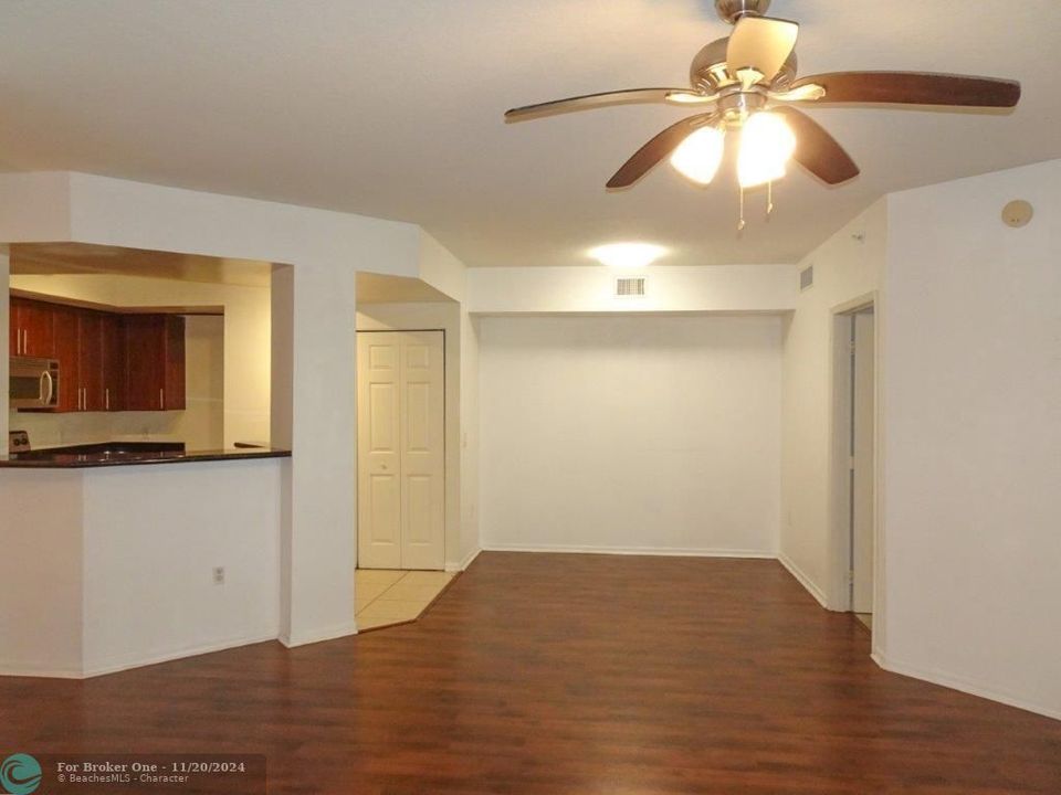 For Sale: $350,000 (2 beds, 2 baths, 1130 Square Feet)