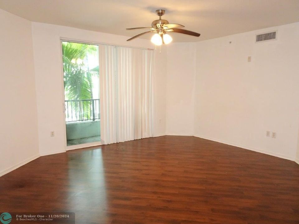 For Sale: $350,000 (2 beds, 2 baths, 1130 Square Feet)