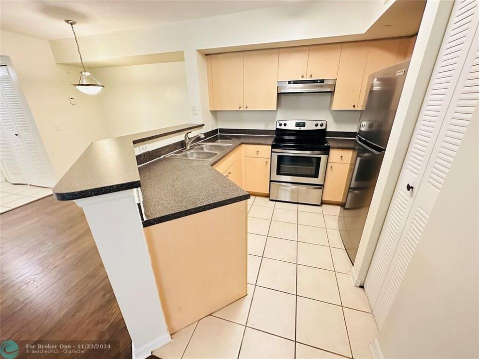 For Rent: $1,900 (2 beds, 2 baths, 1060 Square Feet)