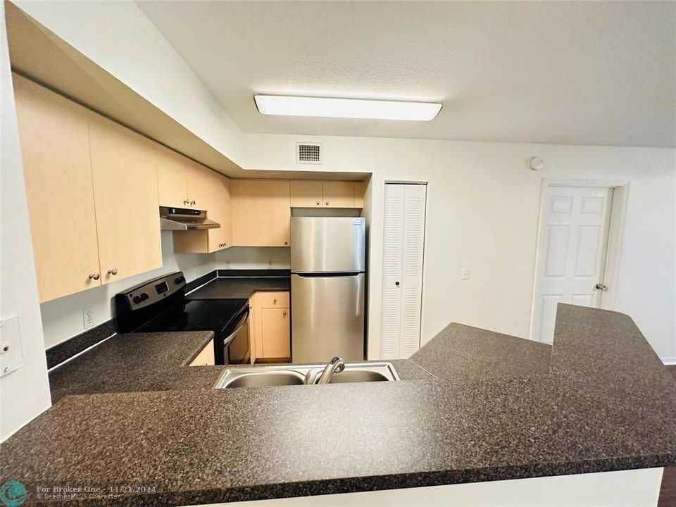 For Rent: $1,900 (2 beds, 2 baths, 1060 Square Feet)