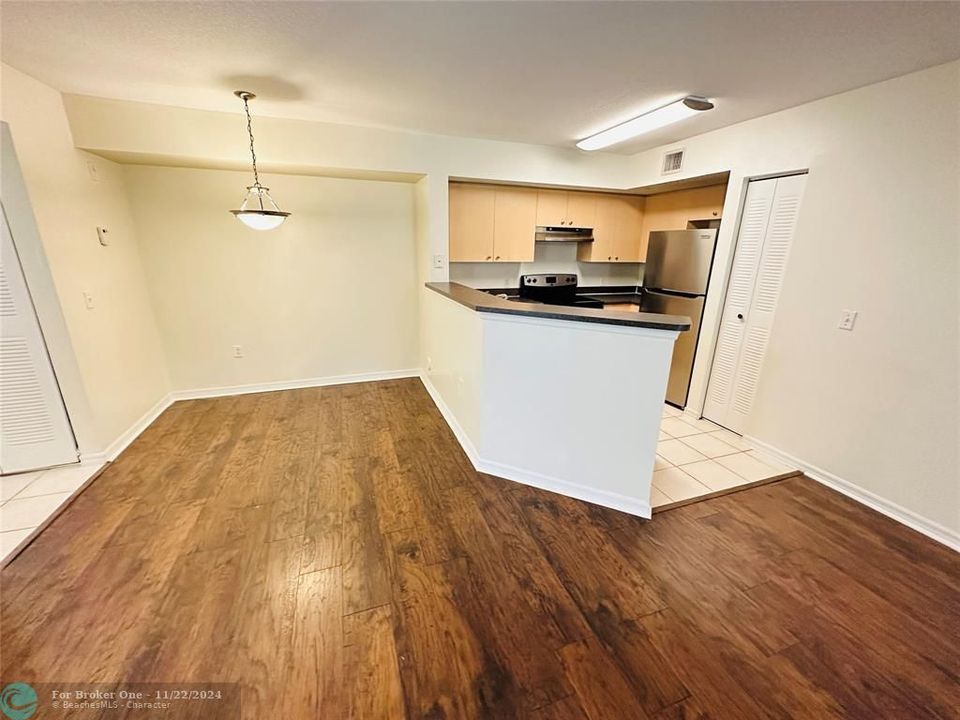 For Rent: $1,900 (2 beds, 2 baths, 1060 Square Feet)