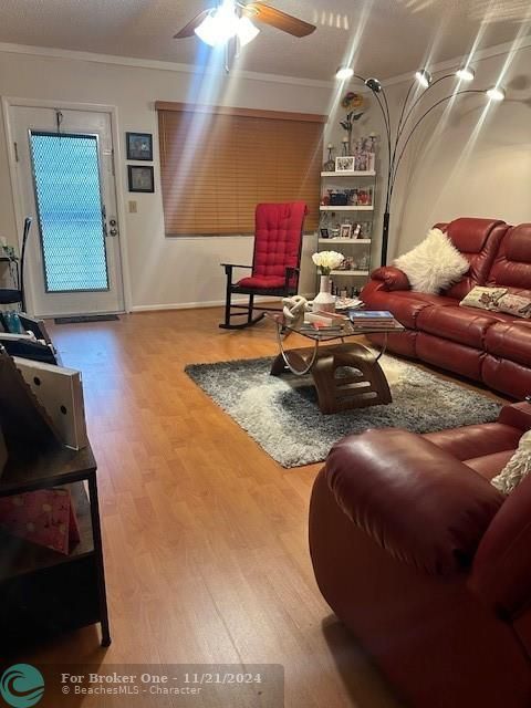 For Sale: $200,000 (2 beds, 1 baths, 830 Square Feet)