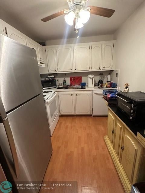 For Sale: $200,000 (2 beds, 1 baths, 830 Square Feet)