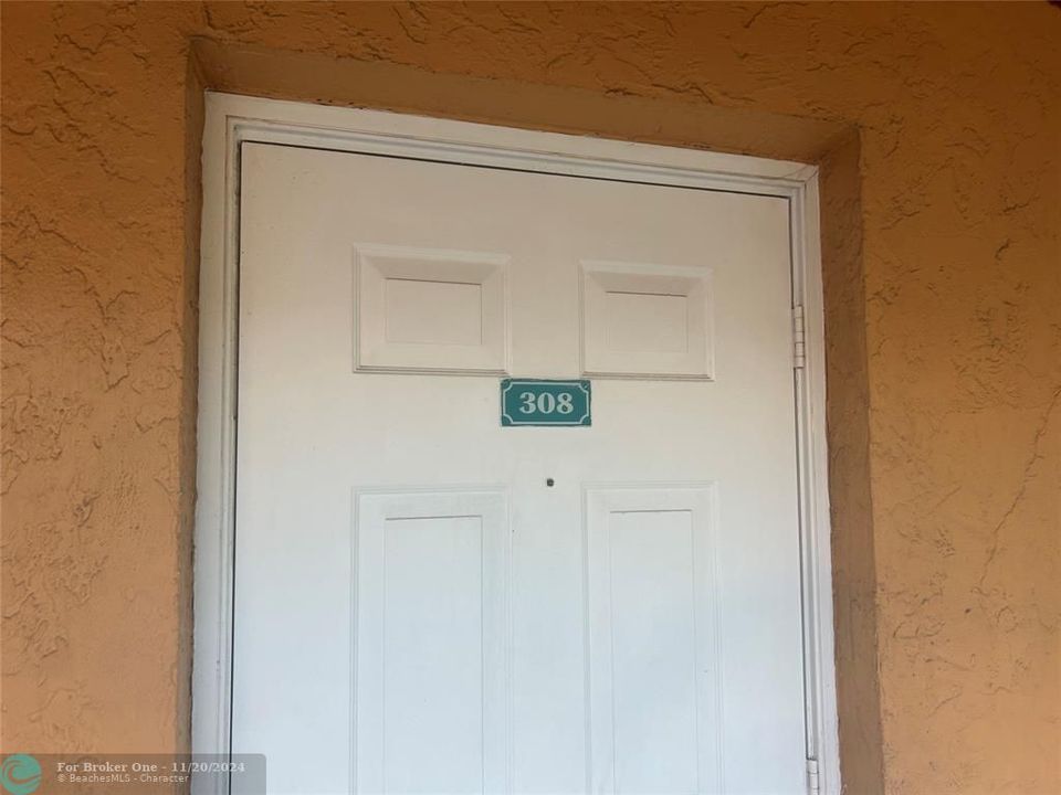 For Rent: $2,000 (2 beds, 2 baths, 963 Square Feet)