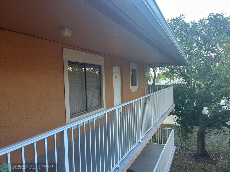 For Rent: $2,000 (2 beds, 2 baths, 963 Square Feet)