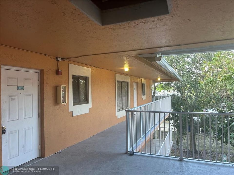 For Rent: $2,000 (2 beds, 2 baths, 963 Square Feet)