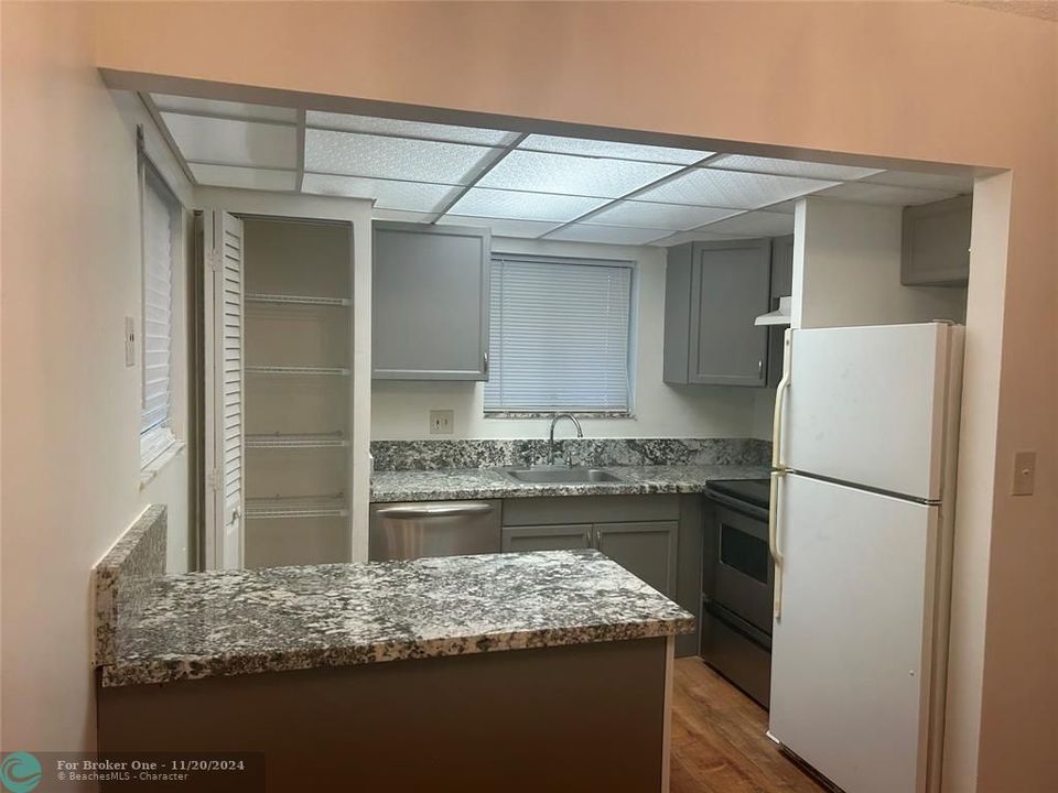 For Rent: $2,000 (2 beds, 2 baths, 963 Square Feet)