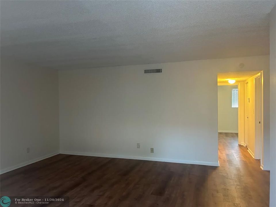 For Rent: $2,000 (2 beds, 2 baths, 963 Square Feet)