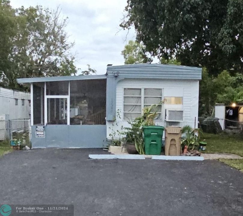 For Sale: $299,000 (2 beds, 1 baths, 684 Square Feet)