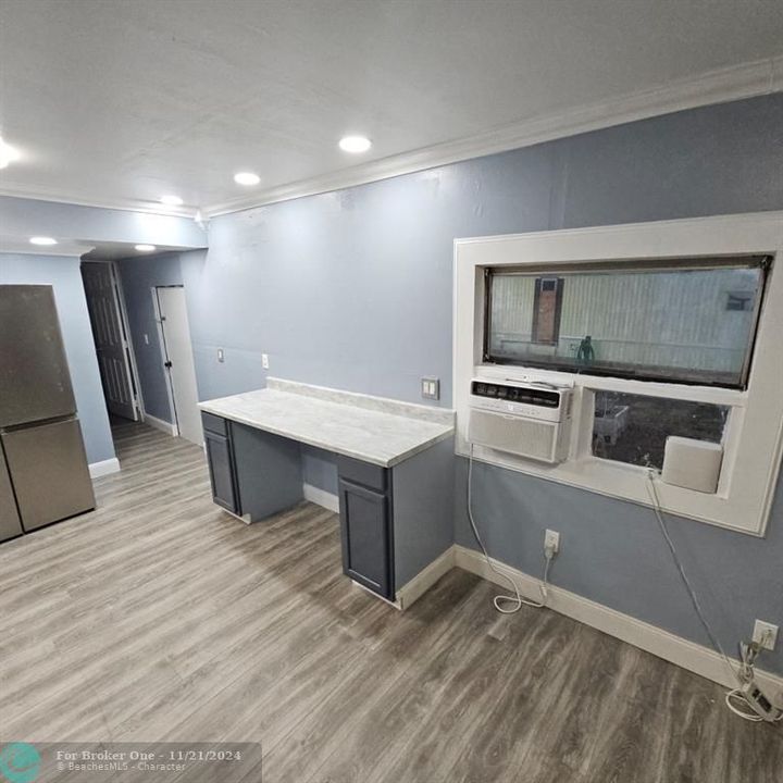 For Sale: $299,000 (2 beds, 1 baths, 684 Square Feet)