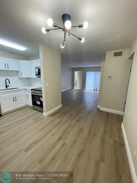 For Rent: $1,900 (2 beds, 1 baths, 752 Square Feet)