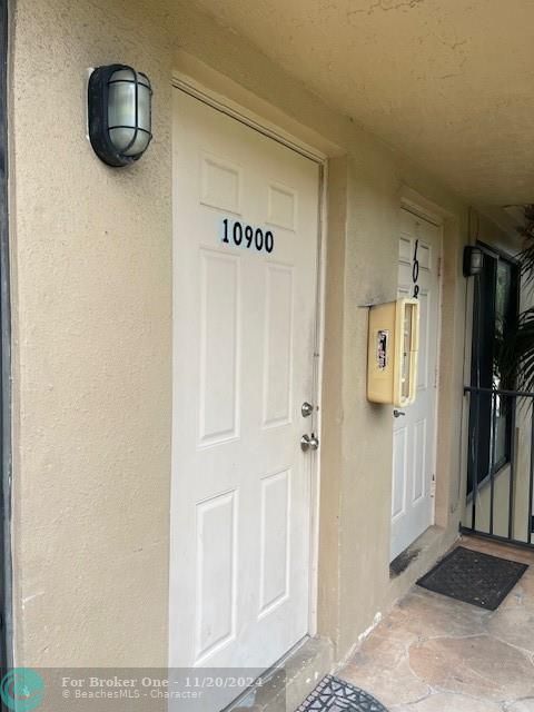 For Rent: $1,900 (2 beds, 1 baths, 752 Square Feet)