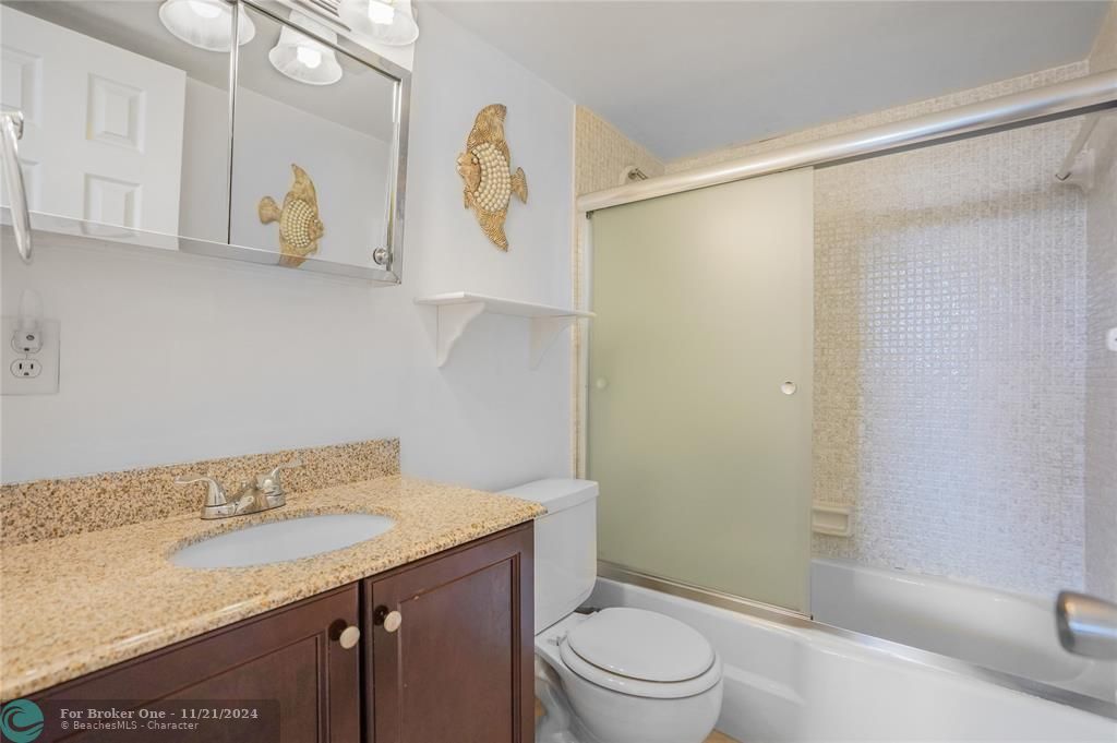 For Sale: $249,900 (2 beds, 2 baths, 984 Square Feet)