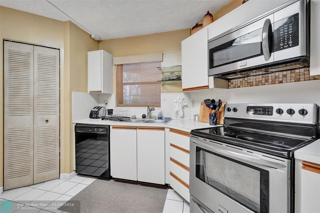 For Sale: $150,000 (2 beds, 2 baths, 1120 Square Feet)