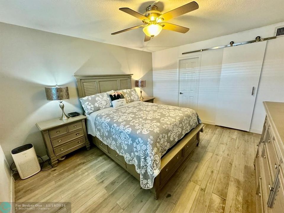 For Sale: $295,000 (2 beds, 2 baths, 975 Square Feet)