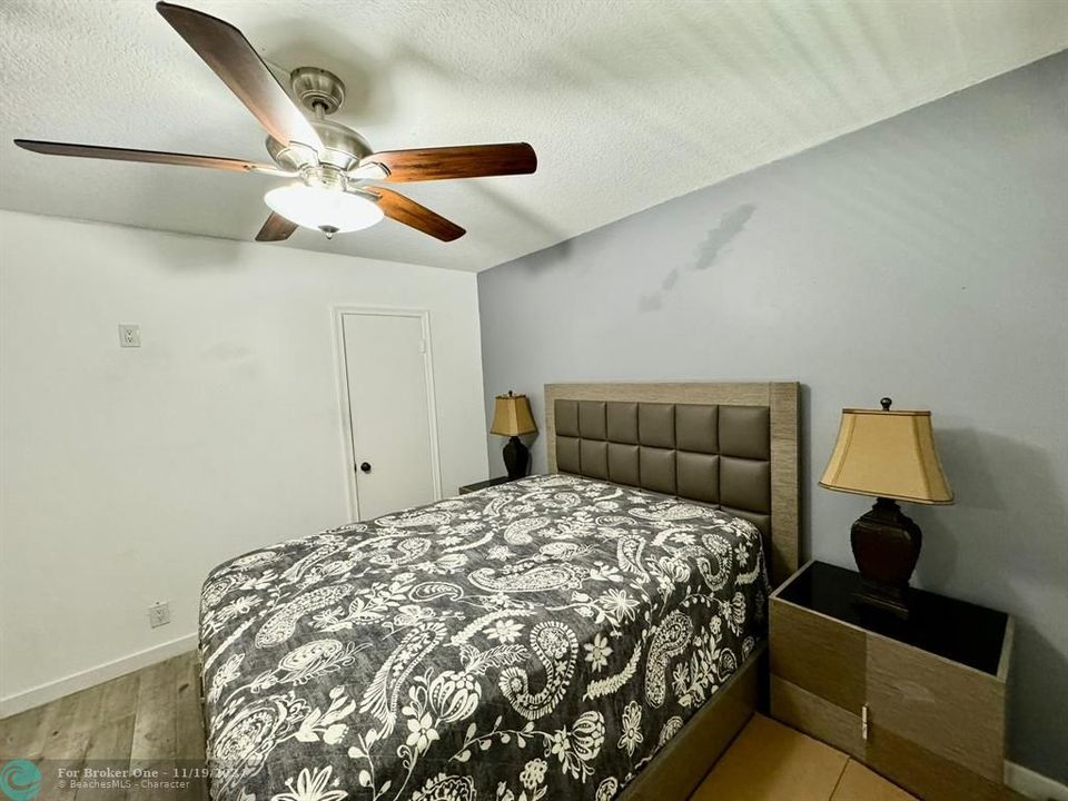 For Sale: $295,000 (2 beds, 2 baths, 975 Square Feet)