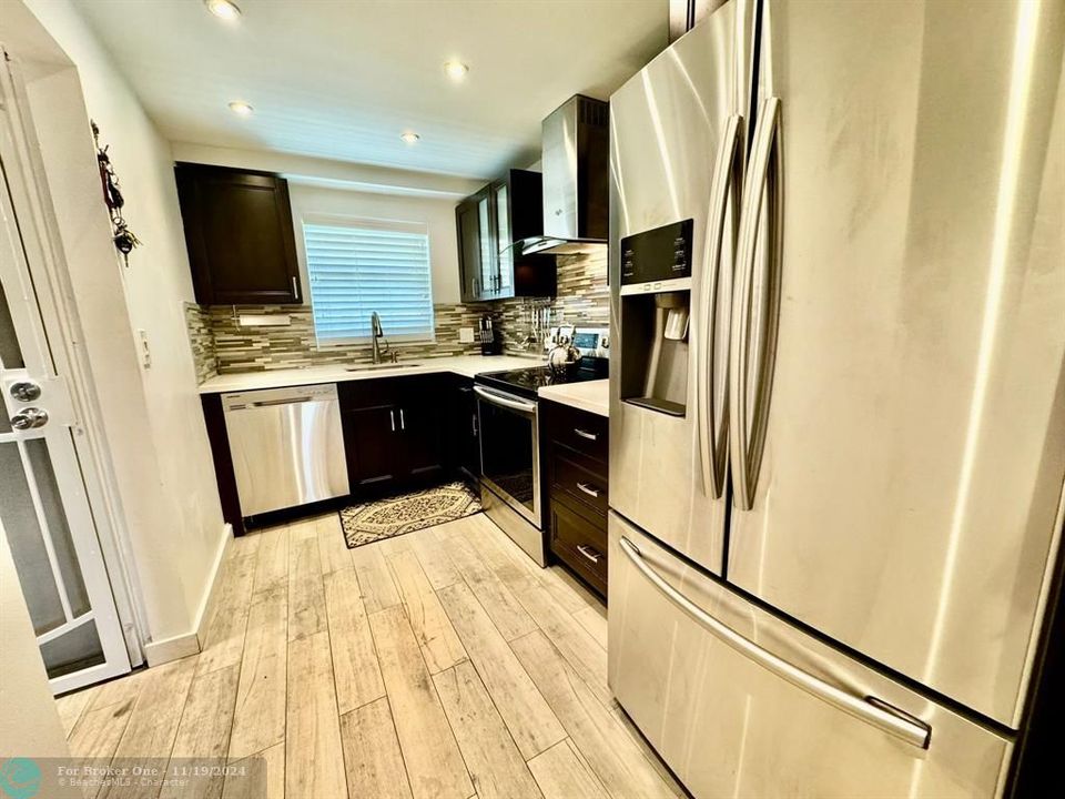 For Sale: $295,000 (2 beds, 2 baths, 975 Square Feet)