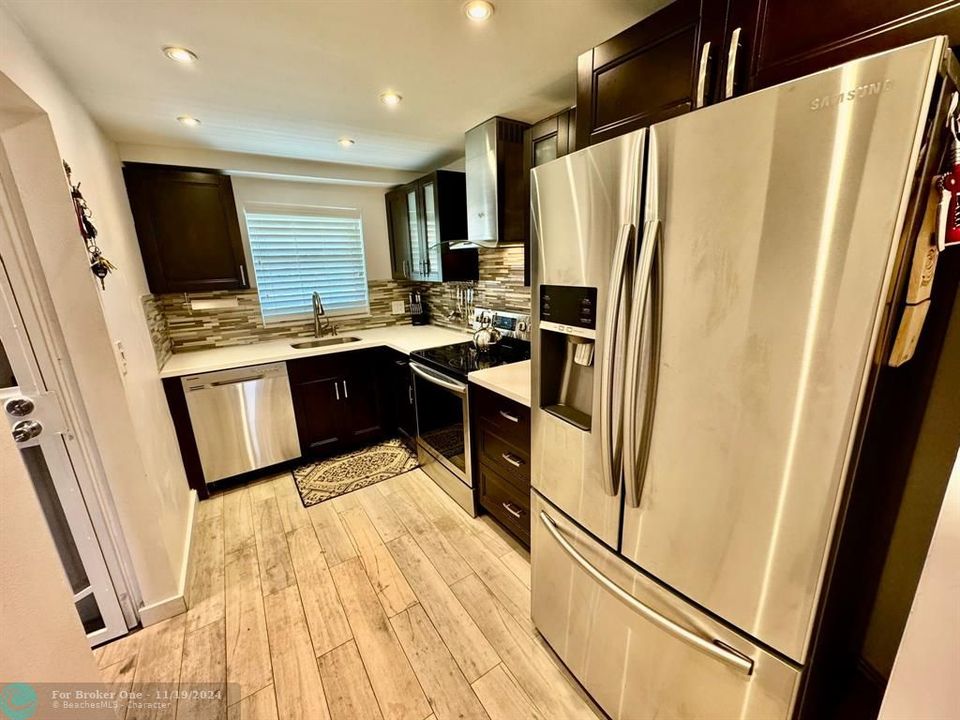 For Sale: $295,000 (2 beds, 2 baths, 975 Square Feet)