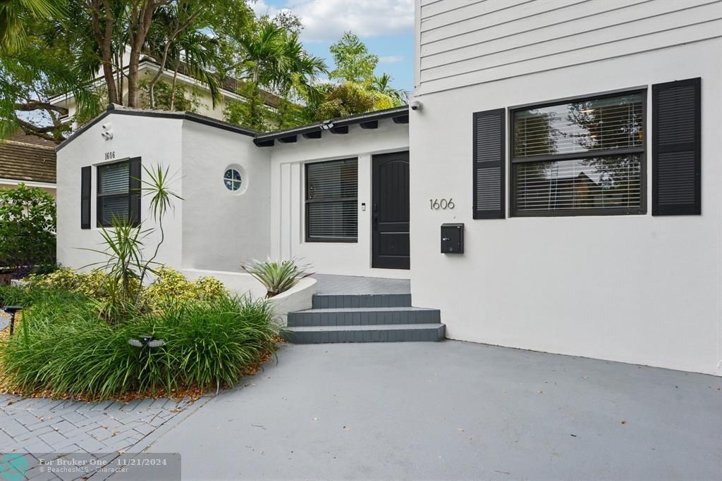 For Sale: $1,700,000 (3 beds, 2 baths, 1806 Square Feet)