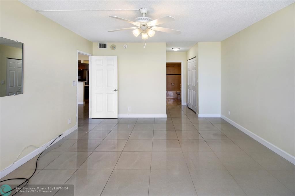 For Rent: $2,300 (1 beds, 1 baths, 950 Square Feet)