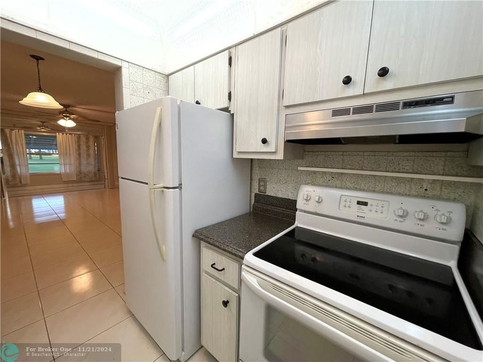 For Rent: $1,635 (2 beds, 1 baths, 835 Square Feet)