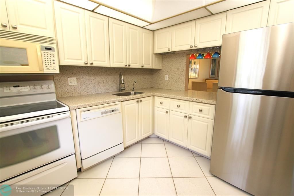 For Sale: $129,000 (2 beds, 2 baths, 990 Square Feet)