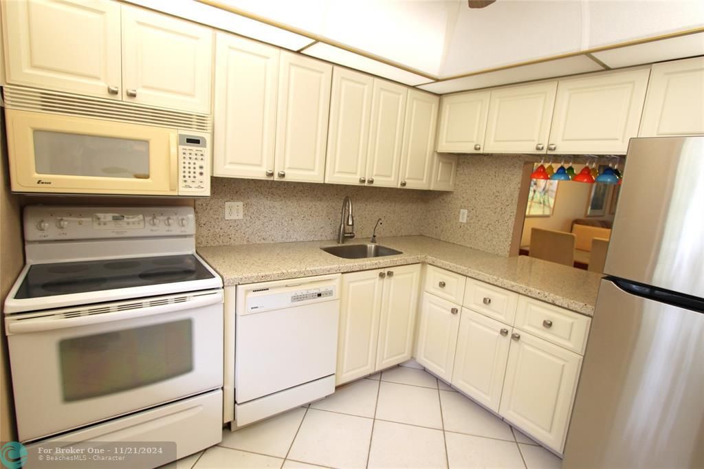 For Sale: $129,000 (2 beds, 2 baths, 990 Square Feet)