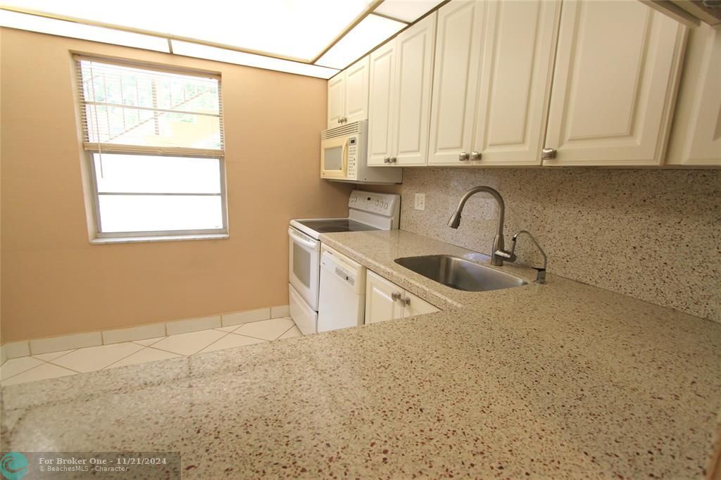 For Sale: $129,000 (2 beds, 2 baths, 990 Square Feet)