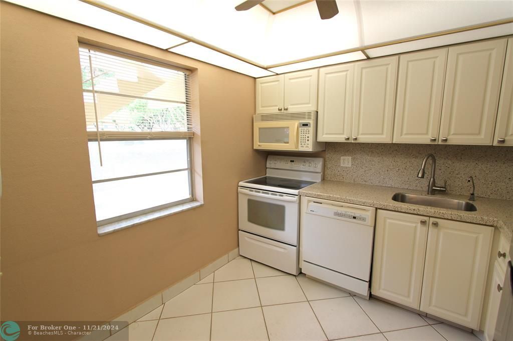 For Sale: $129,000 (2 beds, 2 baths, 990 Square Feet)