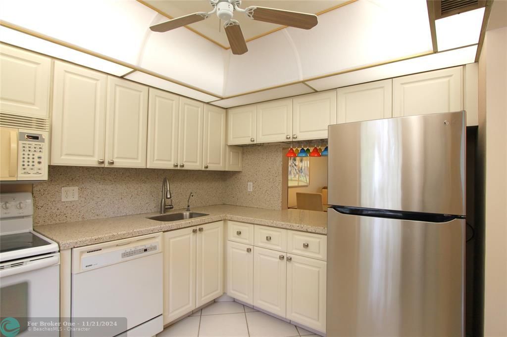 For Sale: $129,000 (2 beds, 2 baths, 990 Square Feet)