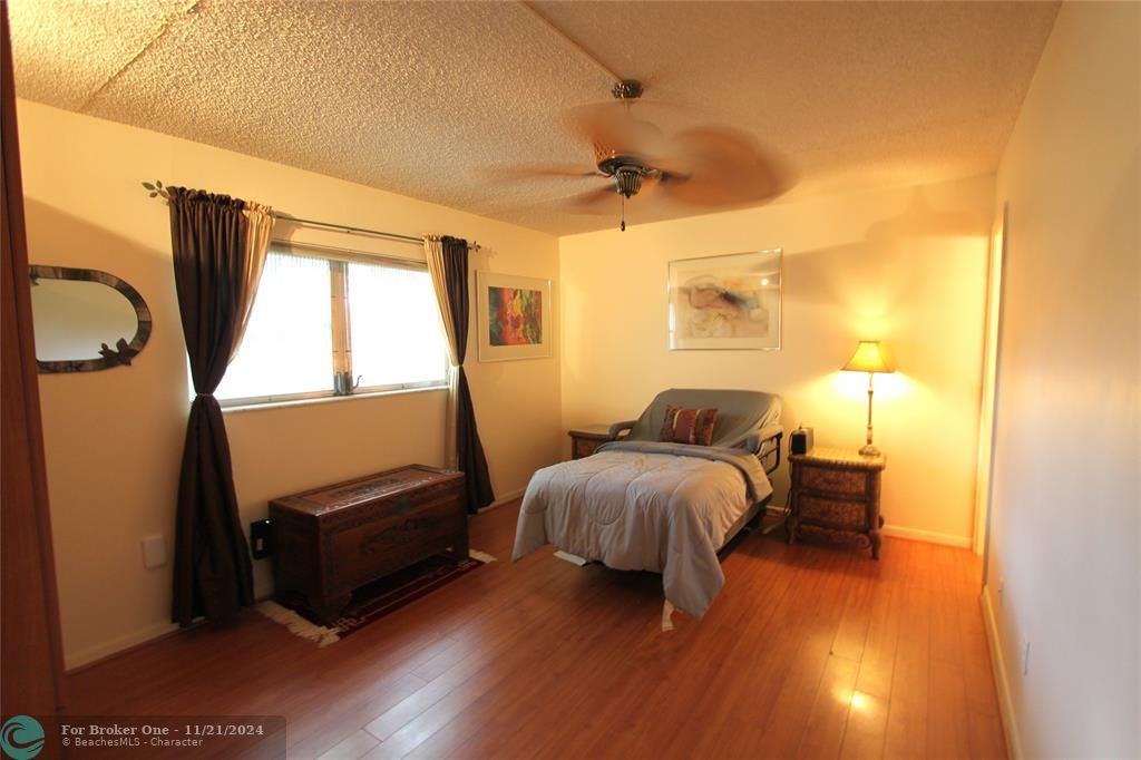 For Sale: $129,000 (2 beds, 2 baths, 990 Square Feet)