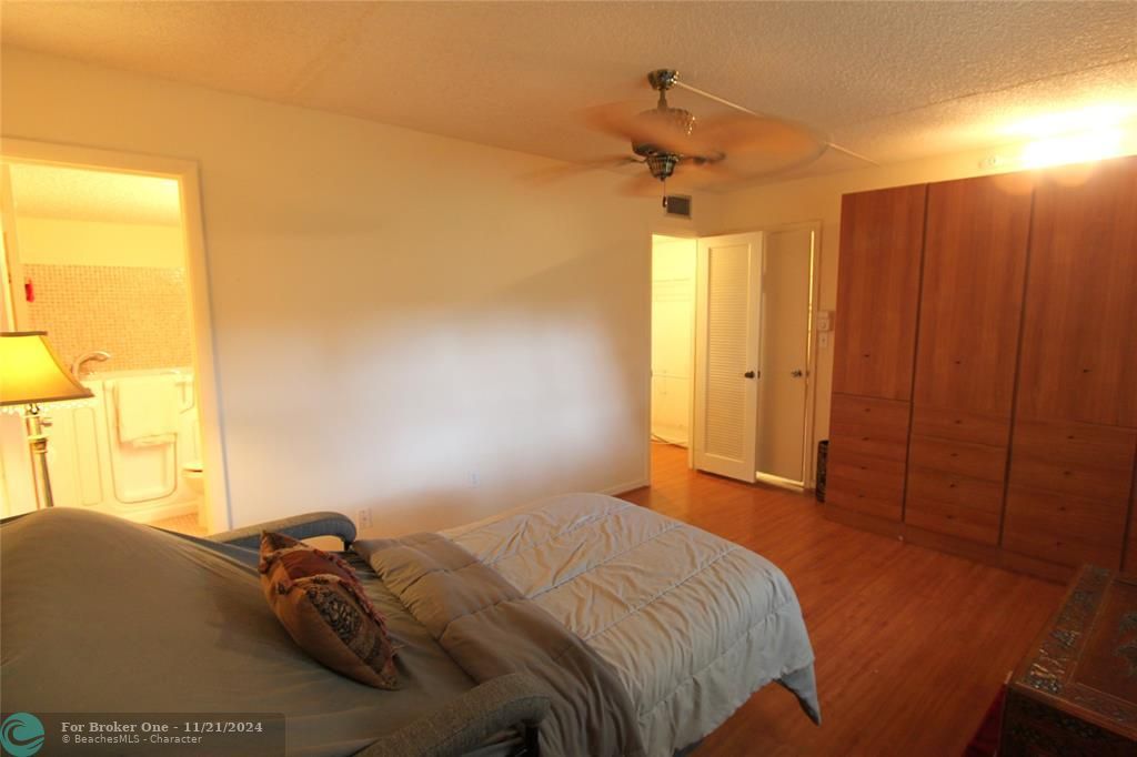 For Sale: $129,000 (2 beds, 2 baths, 990 Square Feet)