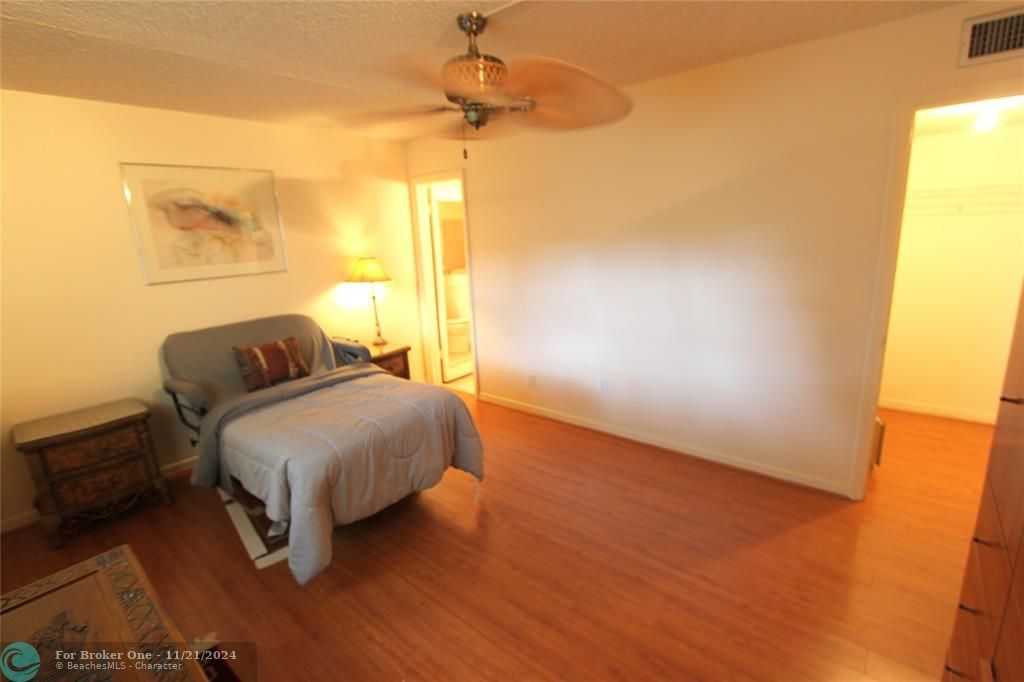 For Sale: $129,000 (2 beds, 2 baths, 990 Square Feet)