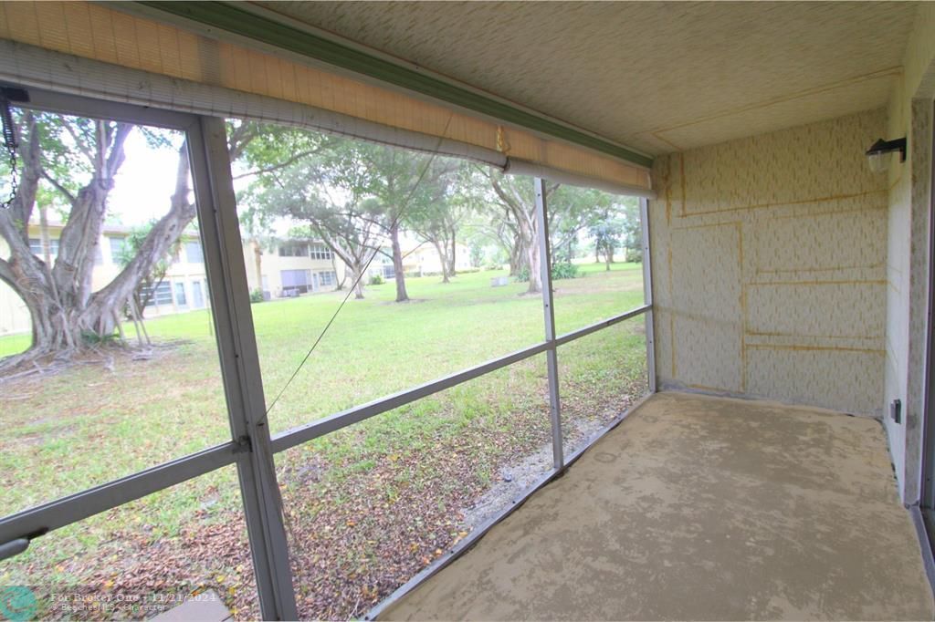 For Sale: $129,000 (2 beds, 2 baths, 990 Square Feet)