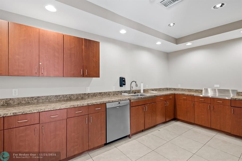 For Sale: $447,000 (2 beds, 2 baths, 1250 Square Feet)