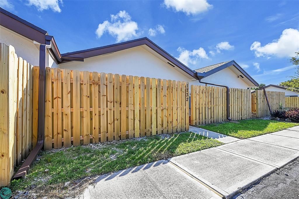 For Sale: $299,900 (2 beds, 2 baths, 1195 Square Feet)